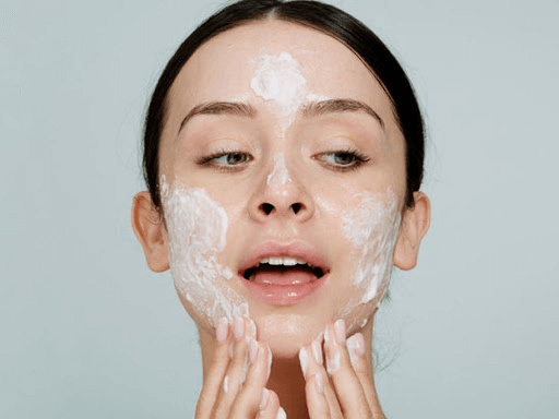 cách trị mụn cho da dầu nhạy cảm với mỹ phẩm