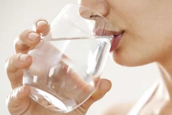 Uống thật nhiều nước để thải độc cho da