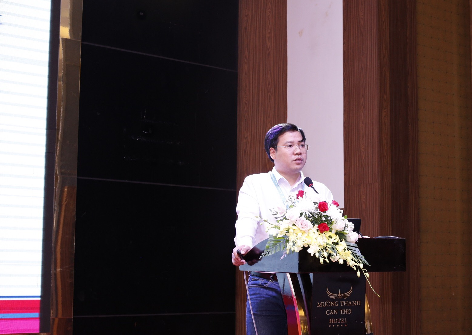 Bác sĩ Tiến Thành với báo cáo khoa học về Phương pháp điều trị rám má bằng Laser QS YAG và kết hợp bôi chế phẩm 4 – n – butylresorcinol và Tranexamic Acid tại Hội nghị da liễu thẩm mỹ toàn quốc